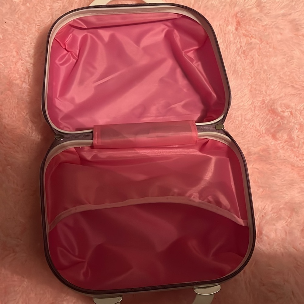 Hello Kitty cosmetic train case - Picture 2 of 6